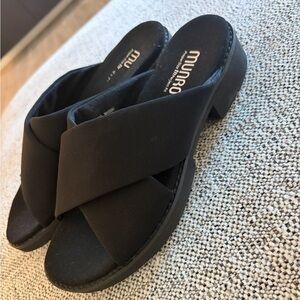Munro Women's Dekkie black slide sandals a textile upper Black Size 7.5 NEW